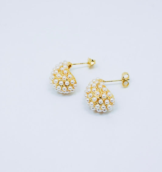 Areta Panal de Perlas con diseño geométrico de 2.3 cm x 1.5 cm, perlas de 3 mm y acabado dorado.