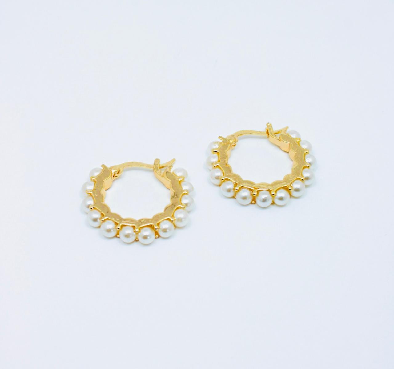 Areta Candonga Perlas Elegante con aro de 2.5 cm en rodio e incrustaciones de perlas de 4 mm.