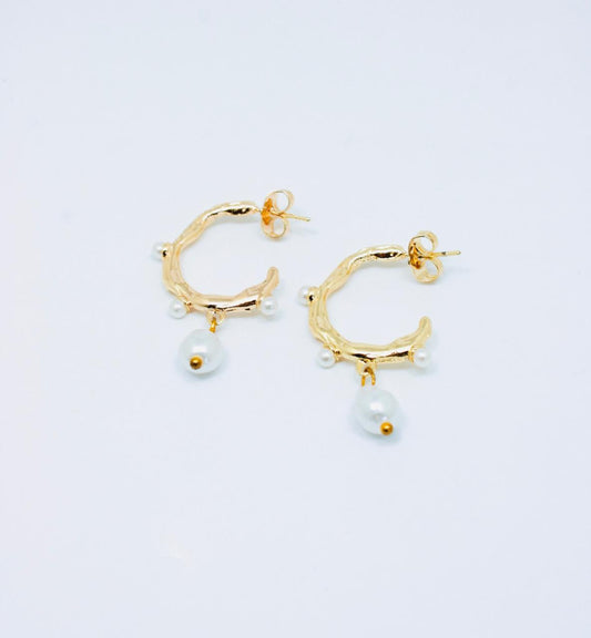 Areta Candonga Perlada con aro dorado de 2 cm y colgante de perla nacarada de 1 cm.