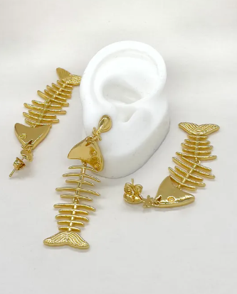 Areta pez articulado dorada para mujer con diseño marino y piezas móviles de acabado brillante.