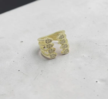 Anillo Gotitas Destello ajustable en acabado dorado con circonias brillantes en forma de gotas sobre fondo neutro.