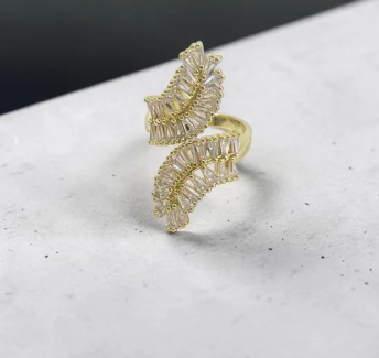 Anillo Hojas Microcircones  con diseño de hojas y detalles en circones brillantes, ajustable para mujer.