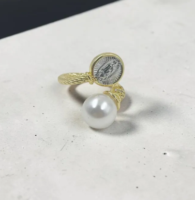 Anillo Perlado Lupe con perla blanca y medalla de la Virgen de Guadalupe, diseño ajustable para mujer.