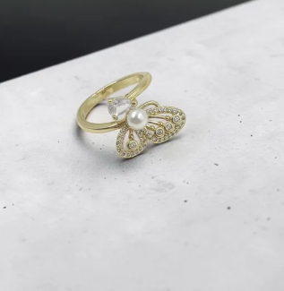 Anillo Posar de Mariposa Gold con diseño de mariposa, perla blanca y acabado ajustable para mujer.