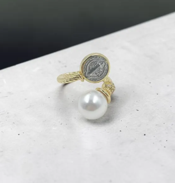 Anillo S. Benito Perlado con perla blanca y medalla de San Benito, diseño ajustable para mujer.