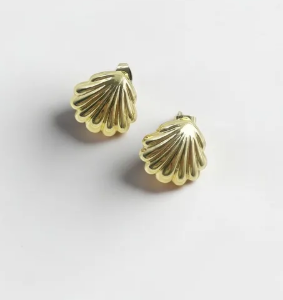 Aretes dorados tipo topo con forma de concha de mar y textura de líneas verticales en relieve