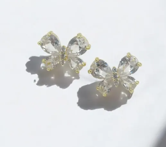 Aretes  tipo topo con silueta de mariposa adornada con incrustaciones de brillo cristalino