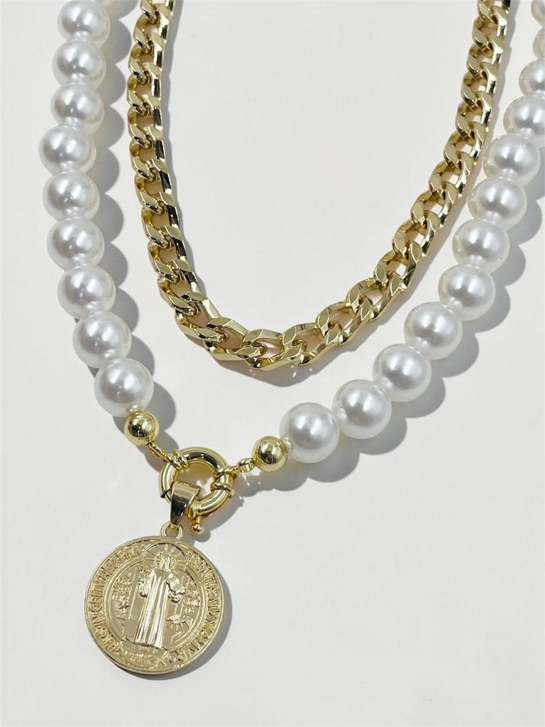 Collar de dos piezas Aura San Benito Pearl con perlas acrílicas blancas, cadena gruesa dorada martillada y medalla de San Benito.