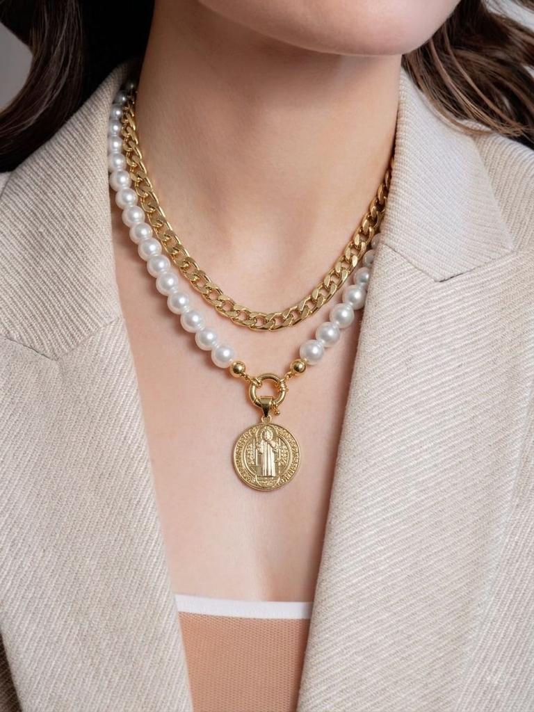 Collar de dos piezas Aura San Benito Pearl con perlas acrílicas blancas, cadena gruesa dorada martillada y medalla de San Benito.