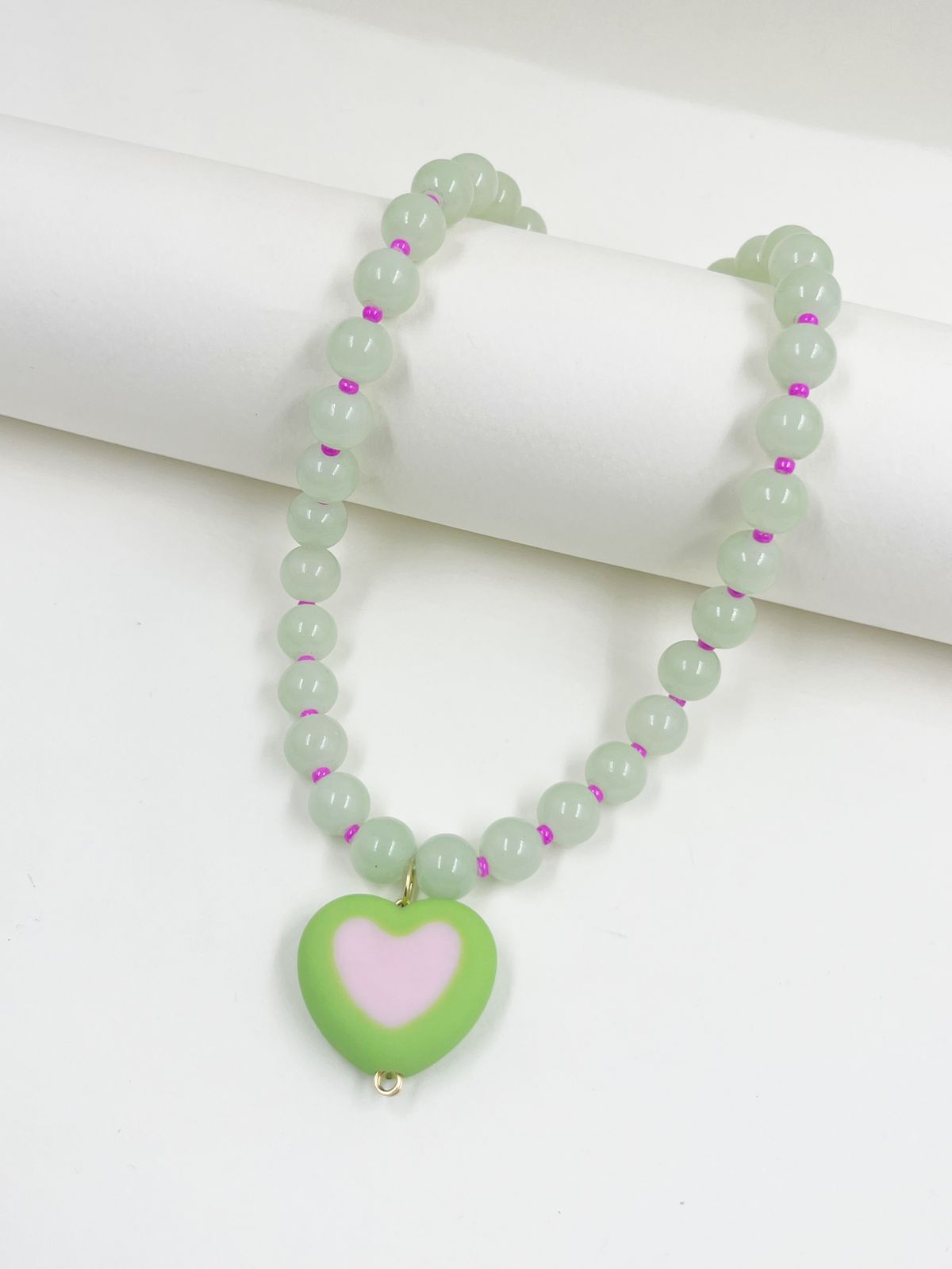 Collar juvenil estilo Y2K con esferas acrílicas, separadores chaquira checa y dije corazón entorchado en gold field – Largo 36+5 cm