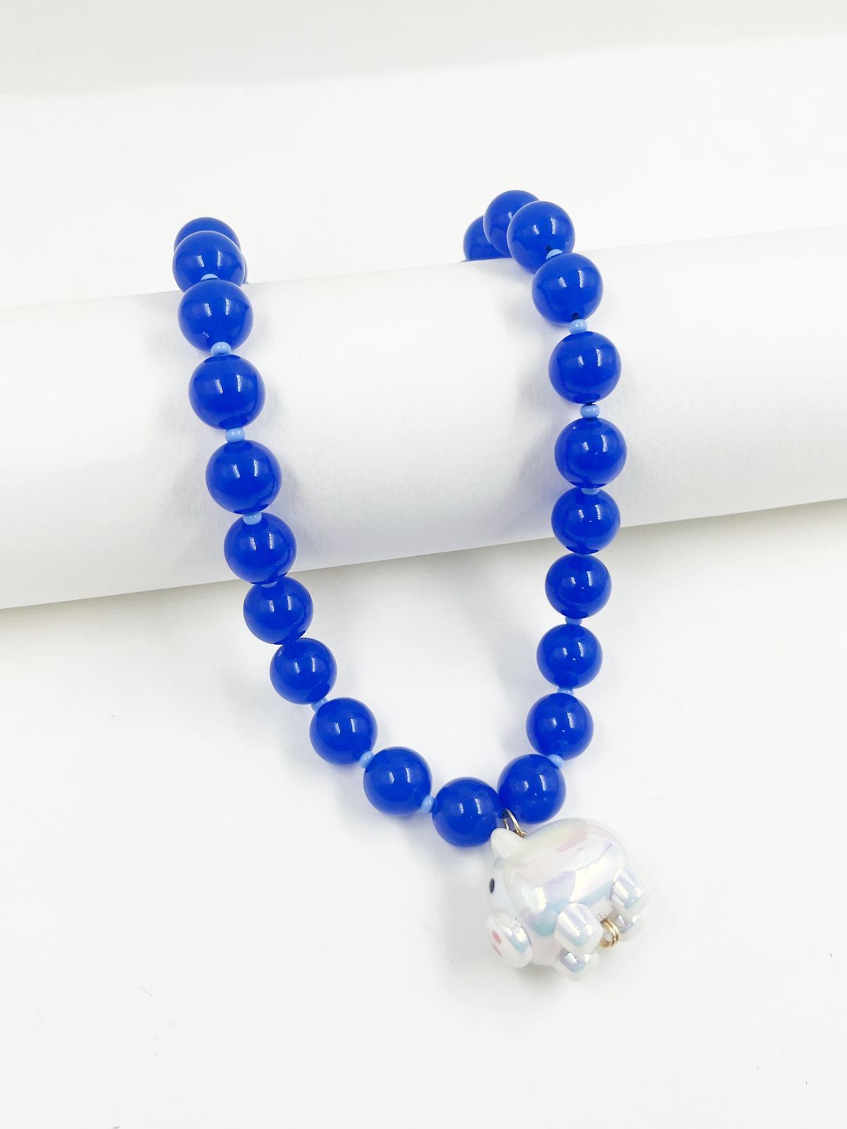 Collar juvenil estilo Y2K con esferas acrílicas de 12 mm, separadores chaquirón checo y dije cerdito boreal entorchado en gold field – Largo 36+5 cm