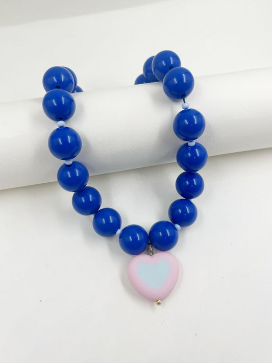 Collar juvenil estilo Y2K con esferas acrílicas de 18 mm, separadores chaquirón checo y dije corazón mate entorchado en gold field – Largo 36+5 cm<