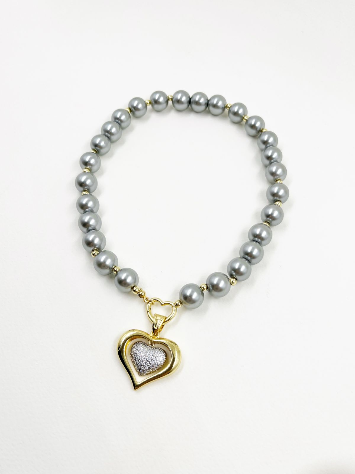Collar artesanal en rodinado con nylon rígido, esferas de cristal gris plata y corazón con microcircones – Largo 36 cm