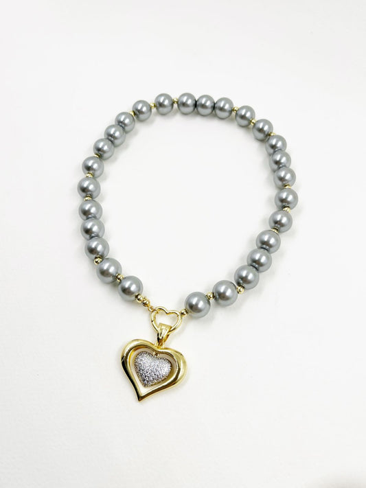 Collar artesanal en rodinado con nylon rígido, esferas de cristal gris plata y corazón con microcircones – Largo 36 cm