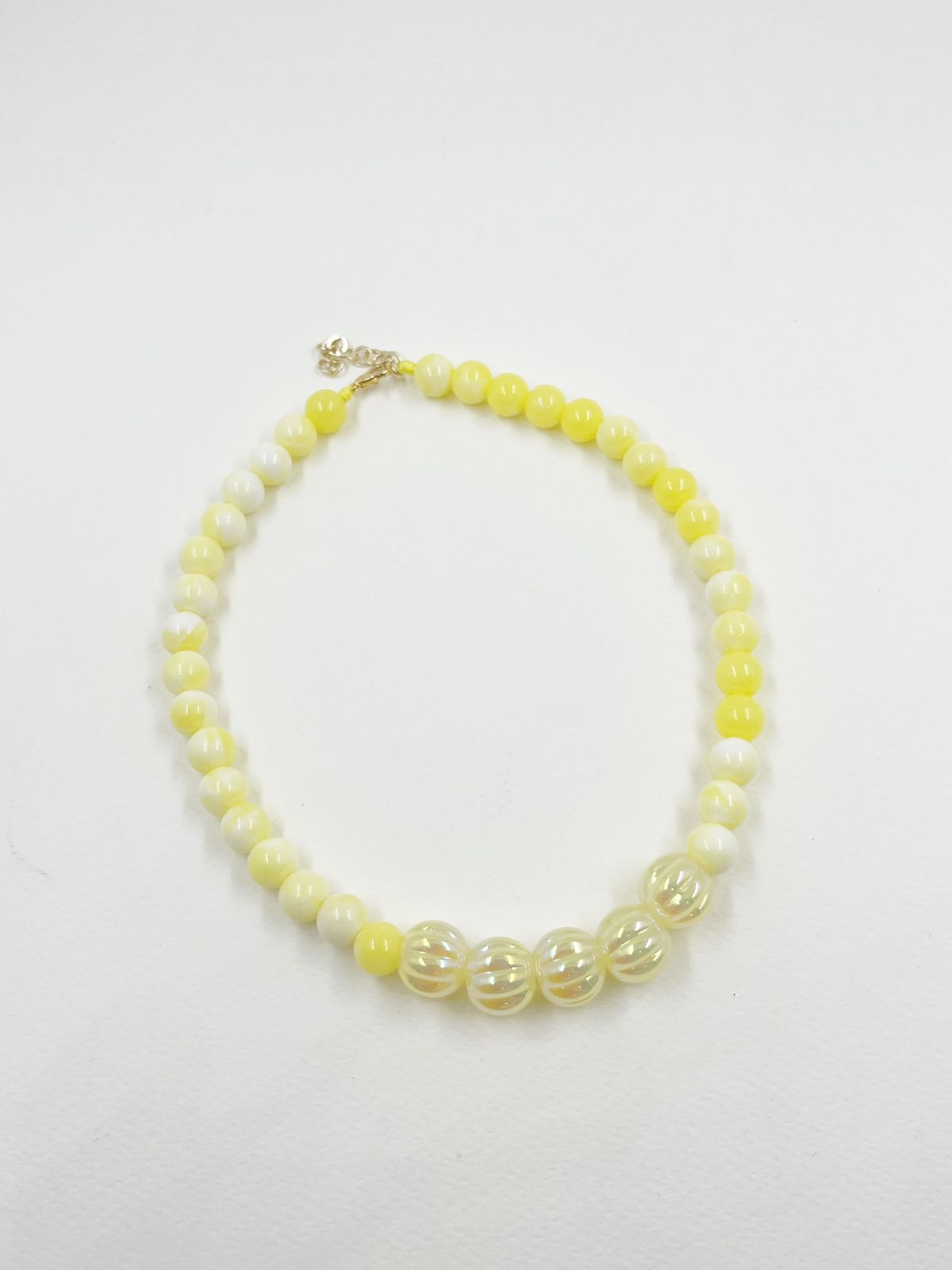 Collar juvenil en rodinado con hilo coreano, esferas acrílicas veteadas y brillantes ranuradas – Largo 36+5 cm<