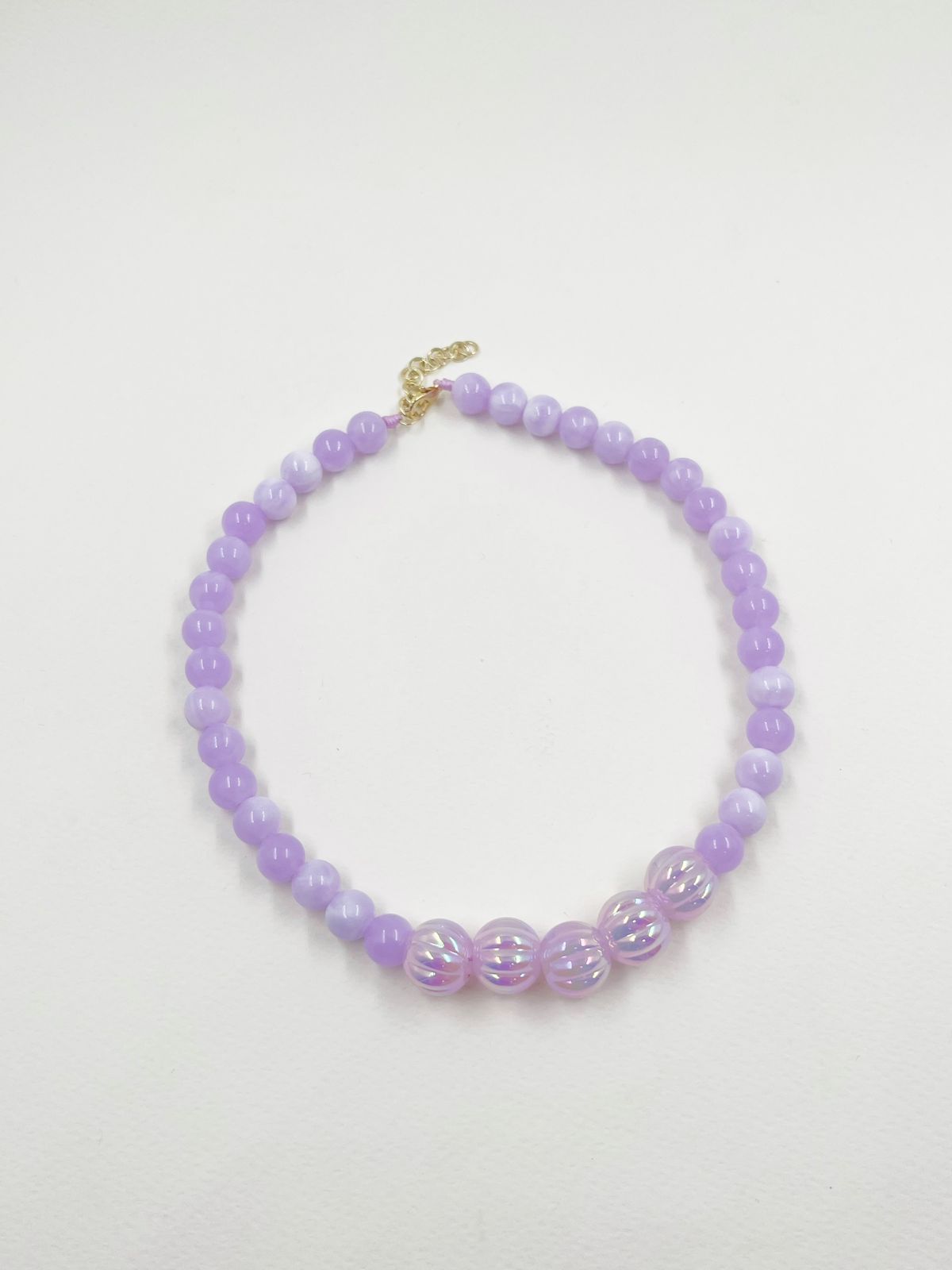 Collar juvenil en rodinado con hilo coreano, esferas acrílicas veteadas y brillantes ranuradas – Largo 36+5 cm<
