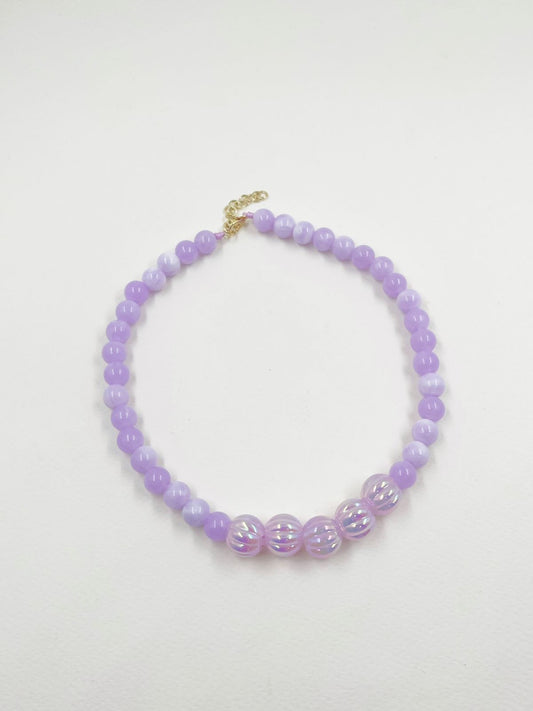 Collar juvenil en rodinado con hilo coreano, esferas acrílicas veteadas y brillantes ranuradas – Largo 36+5 cm<