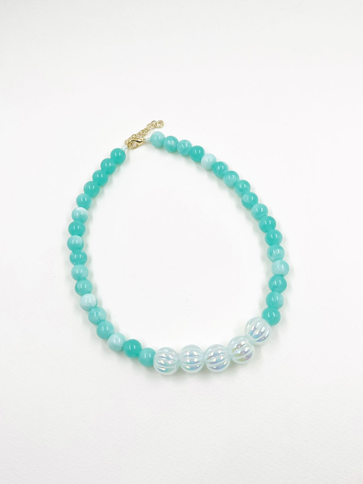 Collar juvenil en rodinado con hilo coreano, esferas acrílicas veteadas y brillantes ranuradas – Largo 36+5 cm<