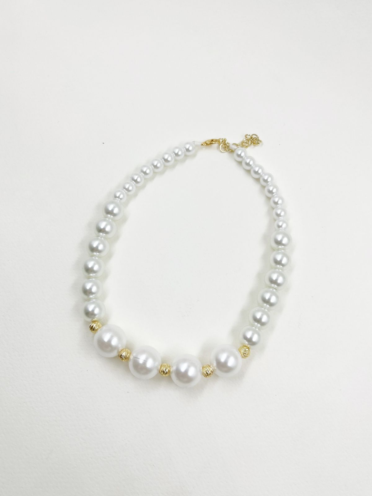 Collar artesanal en rodinado con hilo coreano, esferas acrílicas con vena dorada, perladas y balines diamantados – Largo 36+5 cm