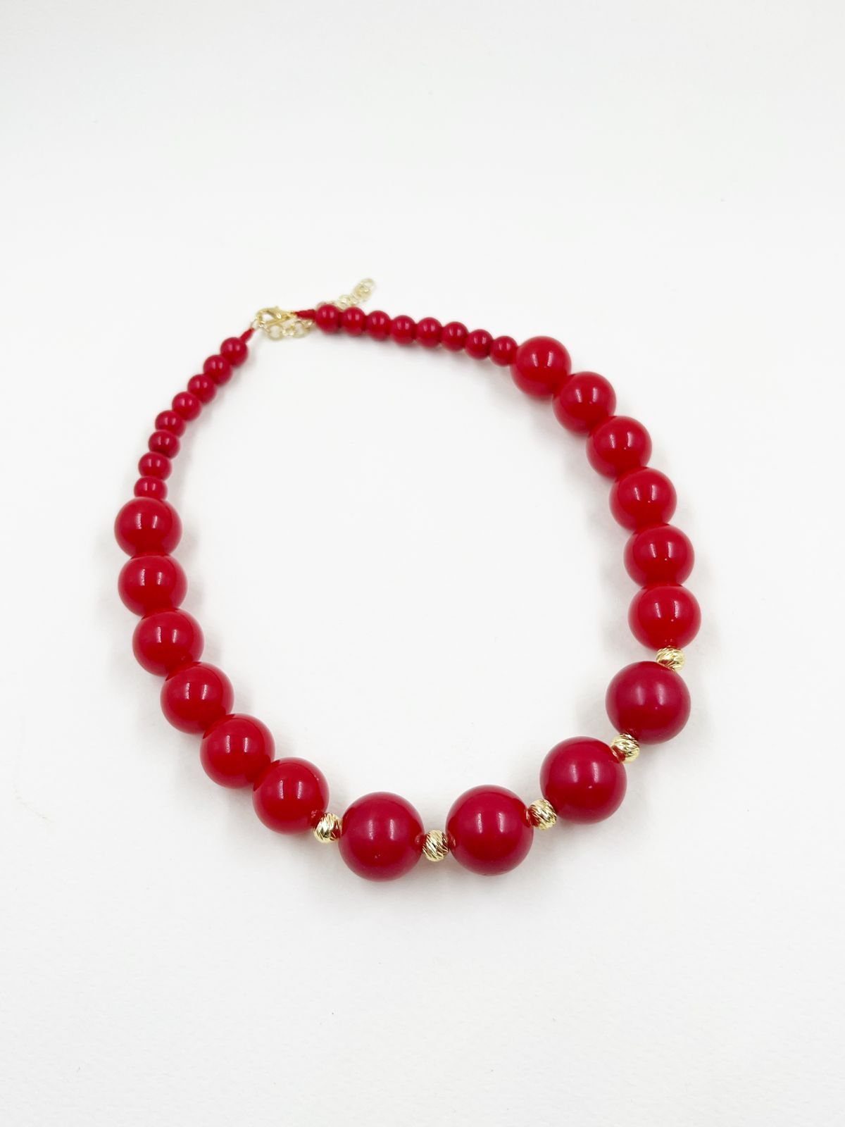 Collar artesanal en rodinado con hilo coreano, esferas acrílicas con vena dorada, perladas y balines diamantados – Largo 36+5 cm