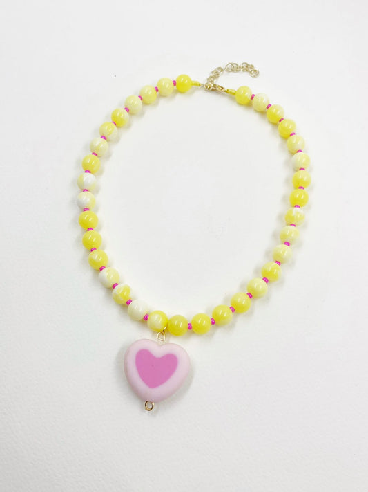 Collar juvenil en rodinado con hilo coreano, esferas acrílicas veteadas y corazón resinado entorchado en oro 18k – Largo 36+5 cm