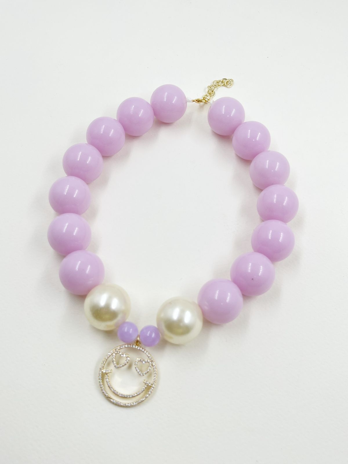Collar juvenil en rodinado con hilo coreano, esferas de resina brillante y acrílicas veteadas, dije calado cara feliz – Largo 36+5 cm