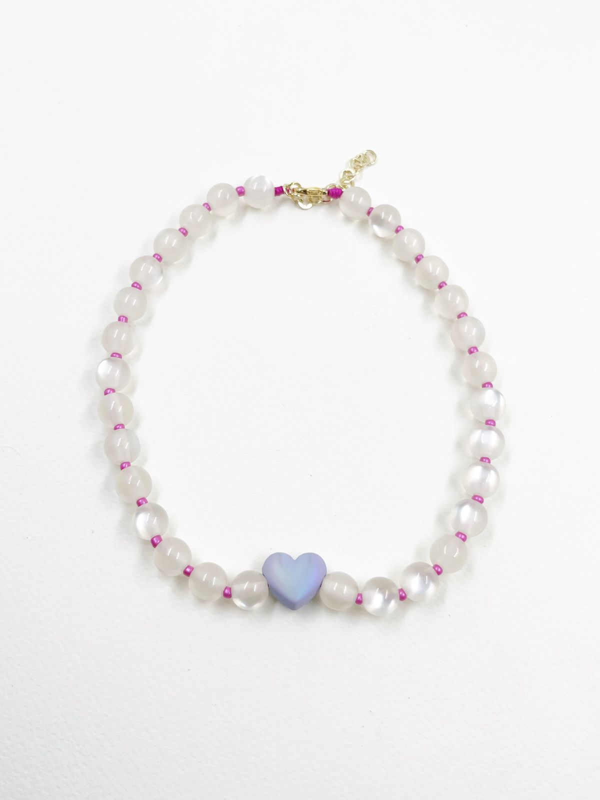 Collar artesanal en rodinado con hilo coreano, esferas efecto ojo de gato, corazón acrílico grabado y chaquira checa en colores – Largo 36+5 cm