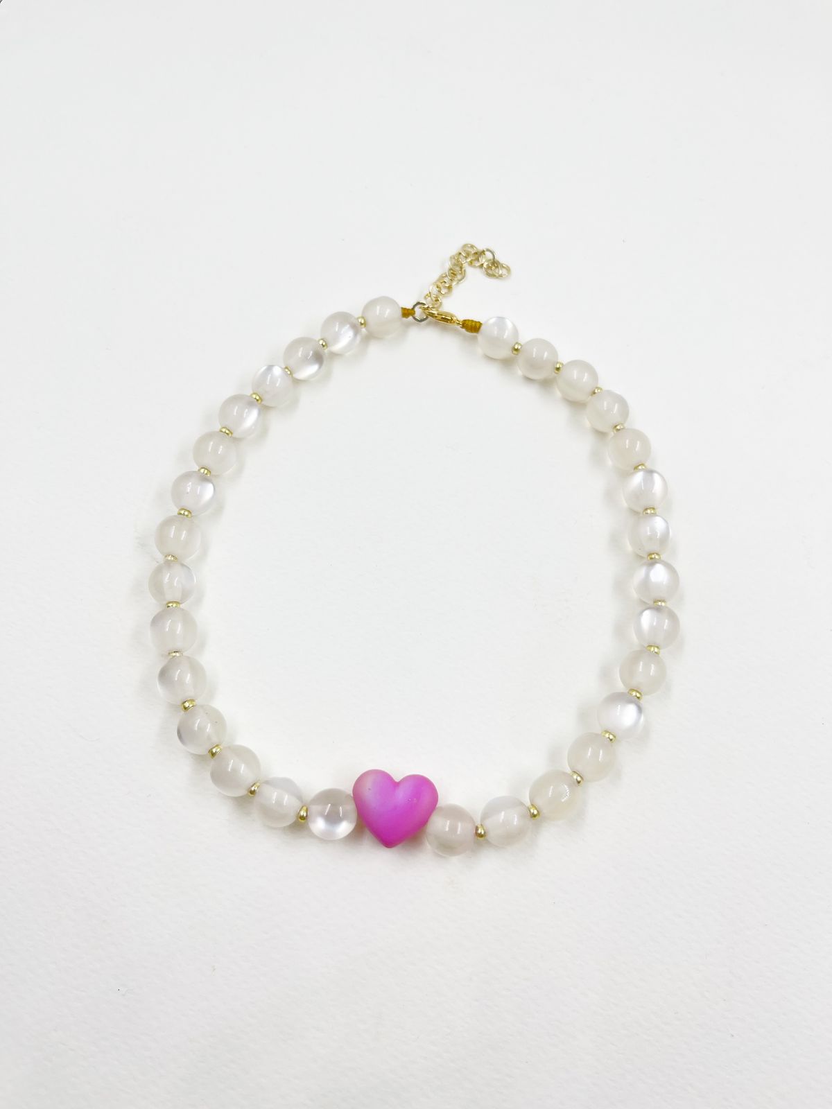 Collar artesanal en rodinado con hilo coreano, esferas efecto ojo de gato, corazón acrílico grabado y chaquira checa en colores – Largo 36+5 cm