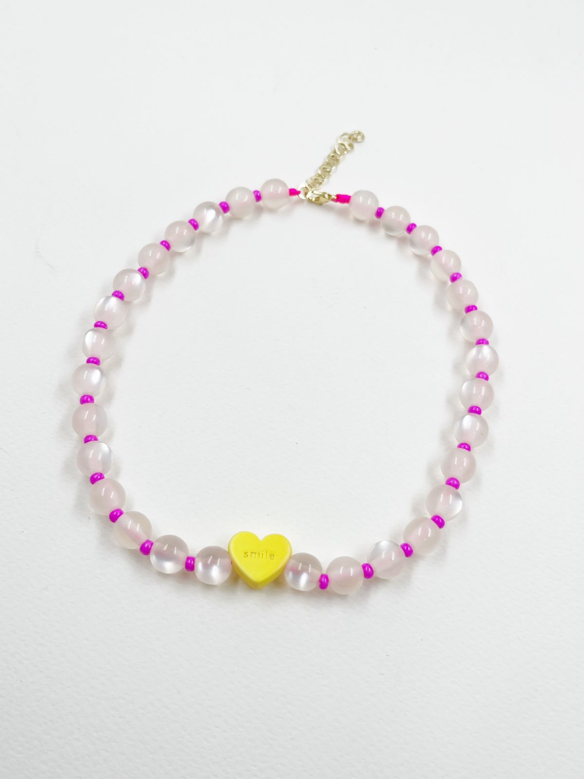 Collar artesanal en rodinado con hilo coreano, esferas efecto ojo de gato, corazón acrílico grabado y chaquira checa en colores – Largo 36+5 cm