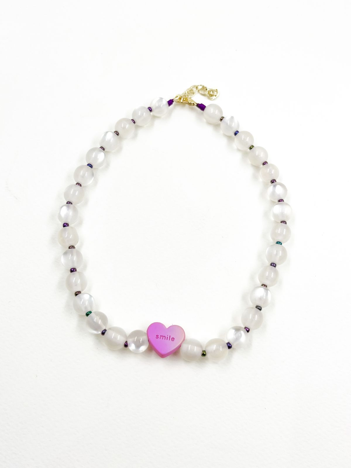Collar artesanal en rodinado con hilo coreano, esferas efecto ojo de gato, corazón acrílico grabado y chaquira checa en colores – Largo 36+5 cm