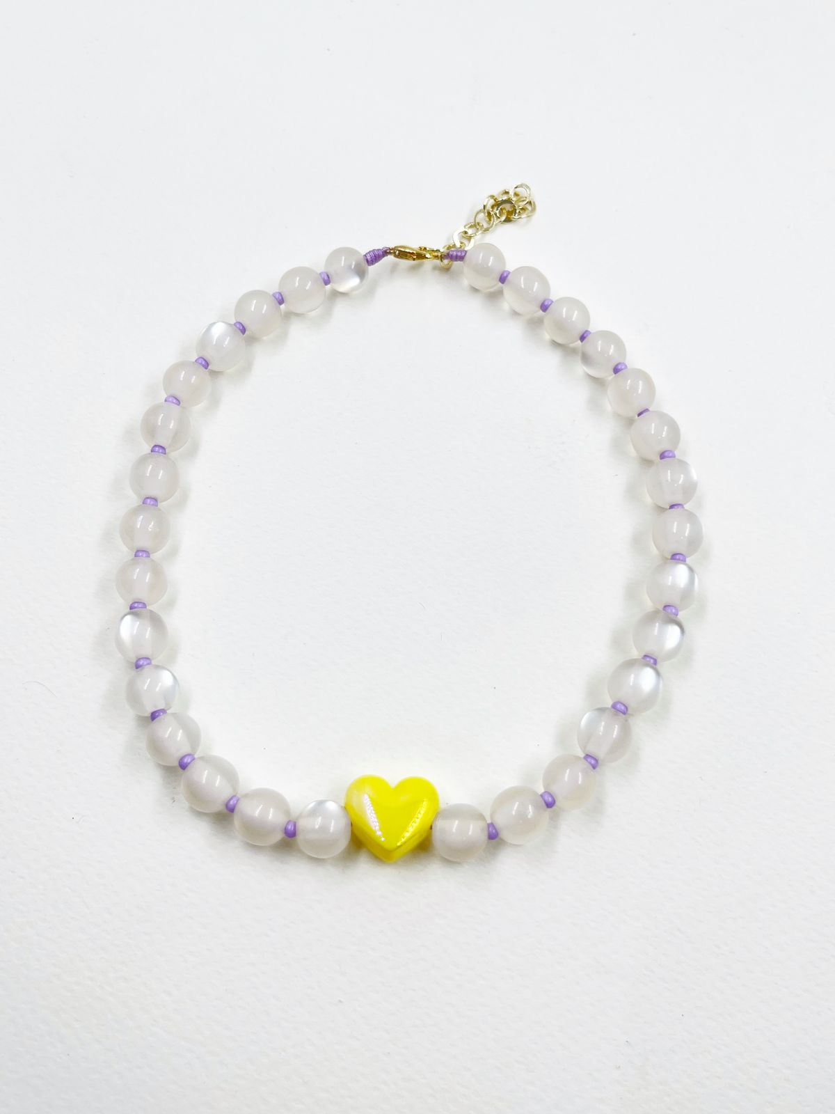 Collar artesanal en rodinado con hilo coreano, esferas efecto ojo de gato, corazón acrílico grabado y chaquira checa en colores – Largo 36+5 cm