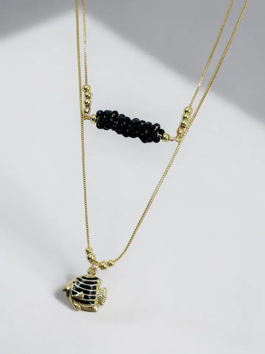 Collar Gusanito con dije pez dorado y cristales rondel
Collar doble femenino con detalles bañados en oro 18k
Collar moderno con pez dorado y diseño artesanal