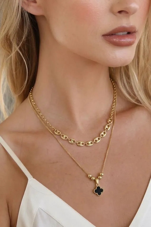 Collar Brillo Cerezado doble con dije de corazón y cereza
Collar femenino con mostacillas checas y dije de cereza con piedras
Collar moderno dorado con diseño doble y dijes románticos