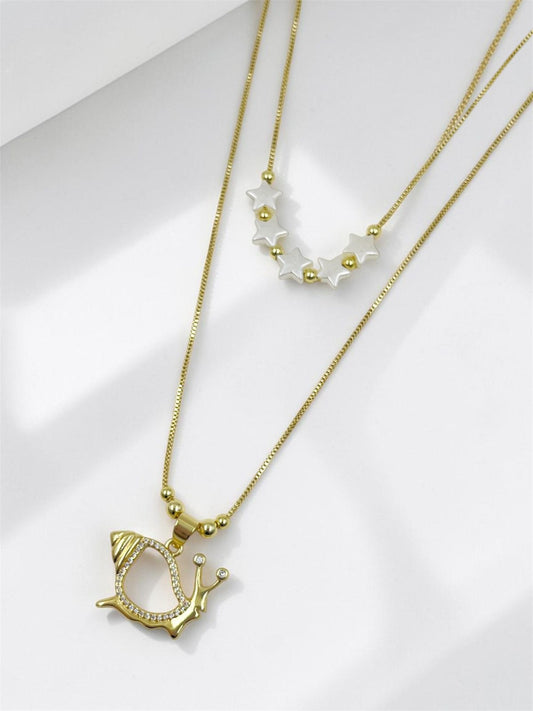 "Collar Caracol Brillante con estrellas acrílicas y balines dorados"

"Collar con dije caracol silueta rodinado y broche pico loro"