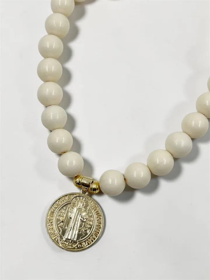 Collar Sello de Protección Maxi con medalla San Benito dorada
Choker ajustable con medalla San Benito y esferas de colores
Collar femenino de protección con detalles dorados