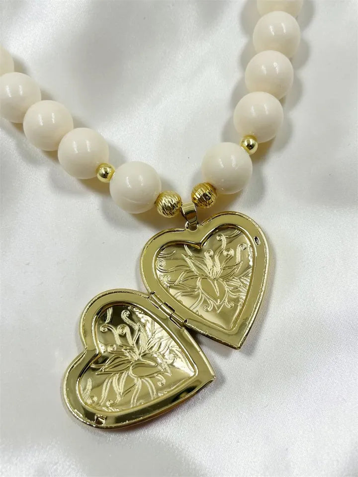 Collar Relicario de Amor con corazón dorado y esferas de colores
Collar ajustable con relicario corazón dorado para mujer
Choker femenino con relicario dorado y detalles acrílicos