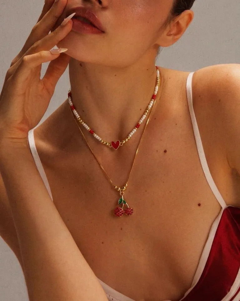 Collar Brillo Cerezado doble con dije de corazón y cereza
Collar femenino con mostacillas checas y dije de cereza con piedras
Collar moderno dorado con diseño doble y dijes románticos