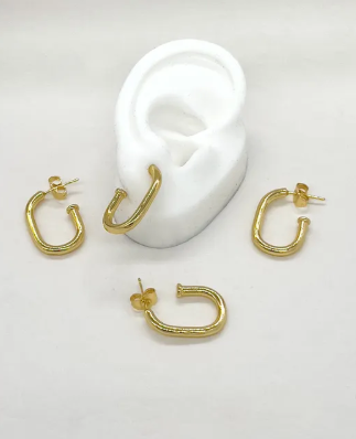 Candonga cilíndrica dorada para mujer con diseño minimalista y elegante.