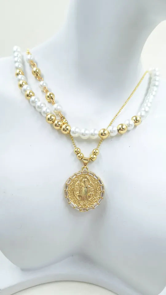 Collar Benito Luz en cadena estilo balines con perlas esmaltadas, balines dorados y medalla San Benito rodinada con cristal. Joyería artesanal elegante y versátil.