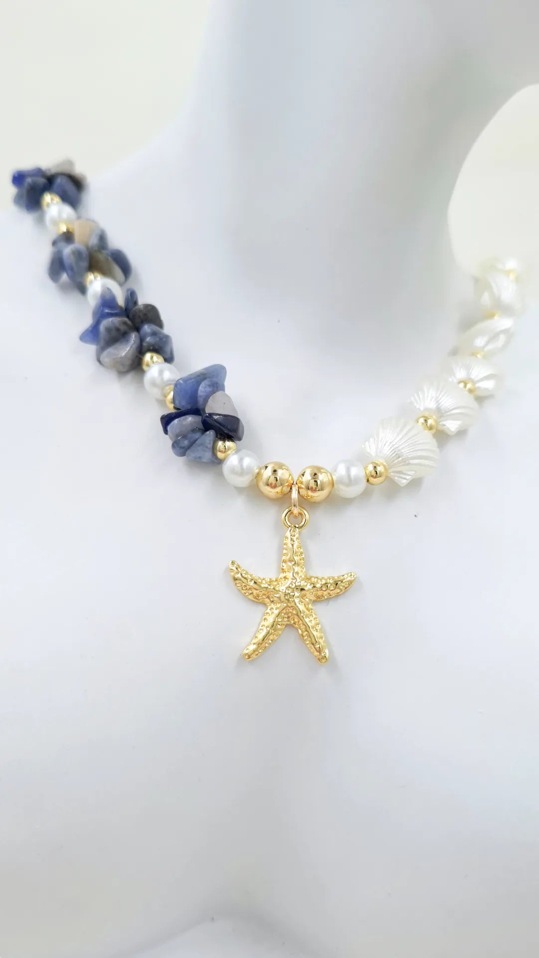 Collar Playa en nylon rígido con balines rodinados, acrílicos perlados de concha, piedra ágata soda lite y dije estrella en rodio. Joyería artesanal elegante y versátil.