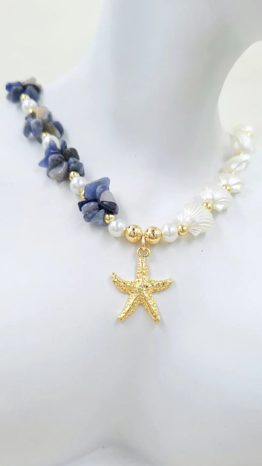 Collar Playa en nylon rígido con balines rodinados, acrílicos perlados de concha, piedra ágata soda lite y dije estrella en rodio. Joyería artesanal elegante y versátil.