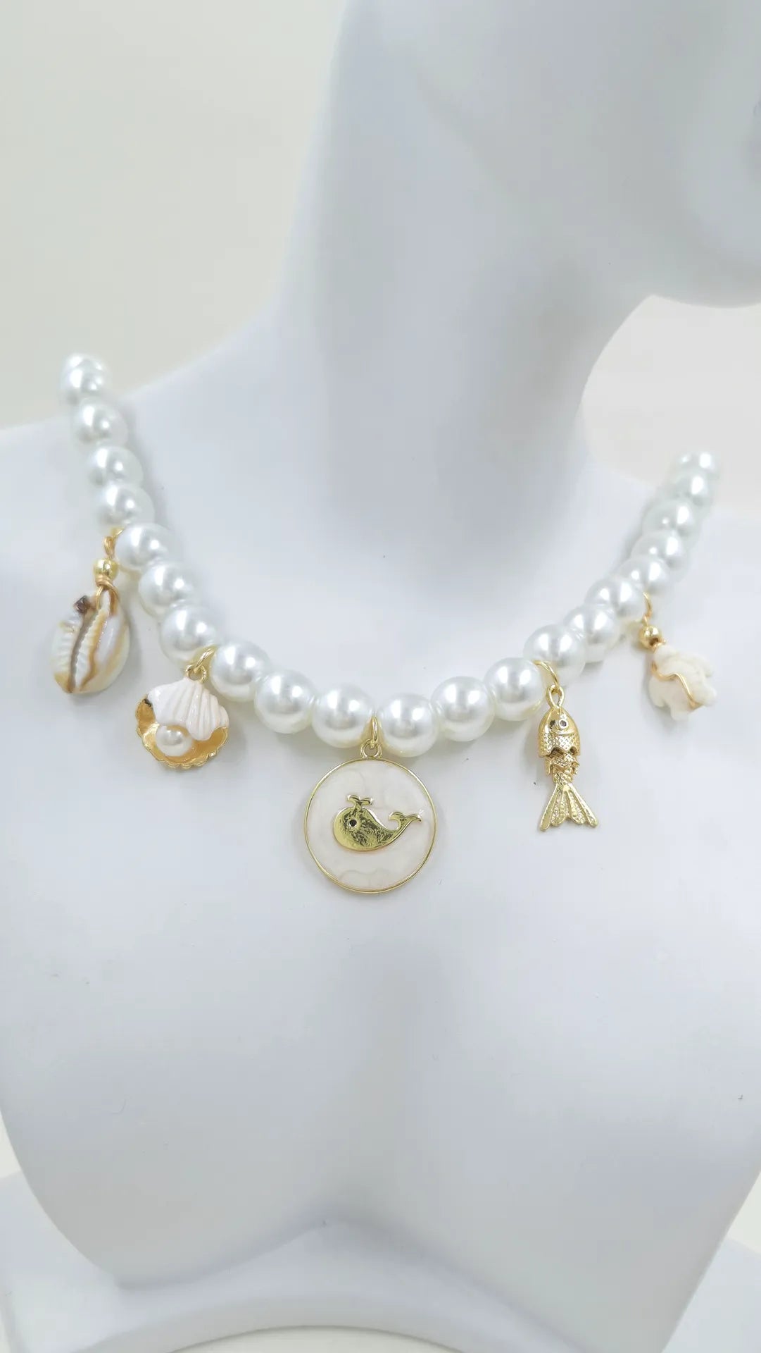 Collar Perla de Mar en nylon rígido con perlas esmaltadas de vidrio y dijes marinos rodinados. Incluye concha, tortuga, pez articulado, almeja con perla y placa ballena. Joyería artesanal elegante y versátil.">
<meta name="keywords" content="Collar Perla de Mar, collar con dijes marinos, collar con perlas esmaltadas, collar rodinado, joyería artesanal, accesorios de moda, collar inspirado en el océano">
