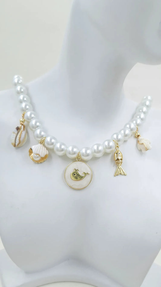 Collar Perla de Mar en nylon rígido con perlas esmaltadas de vidrio y dijes marinos rodinados. Incluye concha, tortuga, pez articulado, almeja con perla y placa ballena. Joyería artesanal elegante y versátil.">
<meta name="keywords" content="Collar Perla de Mar, collar con dijes marinos, collar con perlas esmaltadas, collar rodinado, joyería artesanal, accesorios de moda, collar inspirado en el océano">
