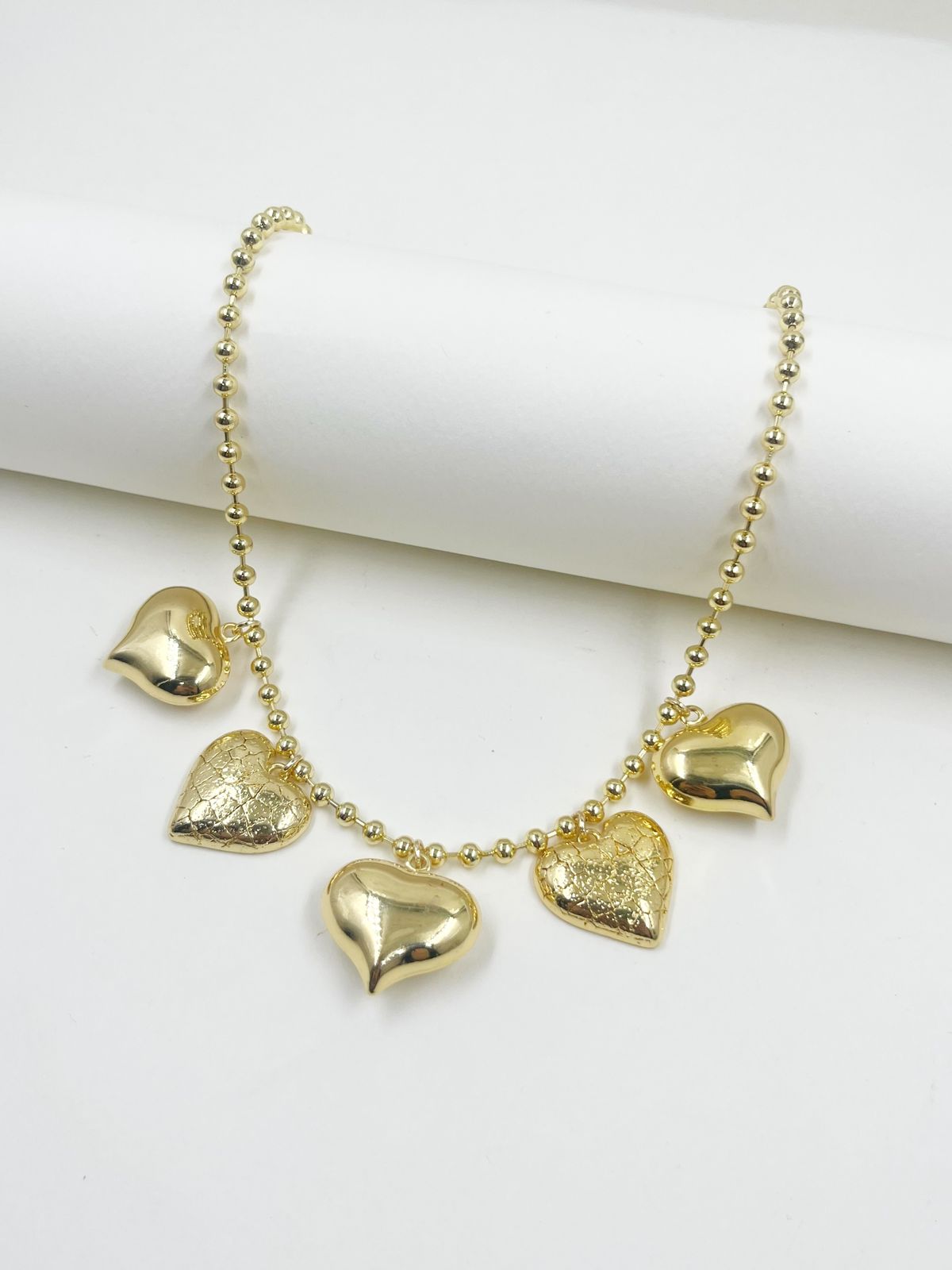 Collar en rodinado con cadena balín continuo, corazones chunki y corazones grabados – Largo 44 cm