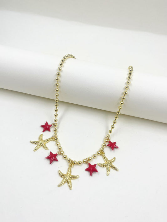 Collar inspirado en el mar con cadena de balín rodinada, dijes estrella lacada y estrellas de mar doradas – Largo 43 cm