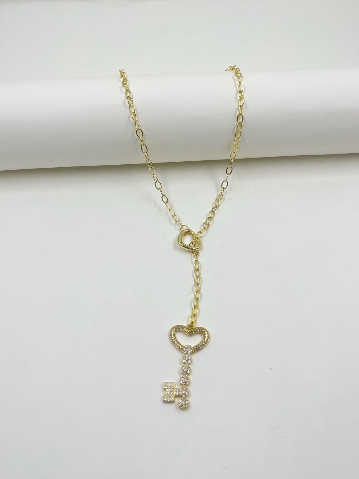 Collar estilo corbatín en rodinado con corazón calado tubular y dije llave dorada con microcircones – Largo 58 cm