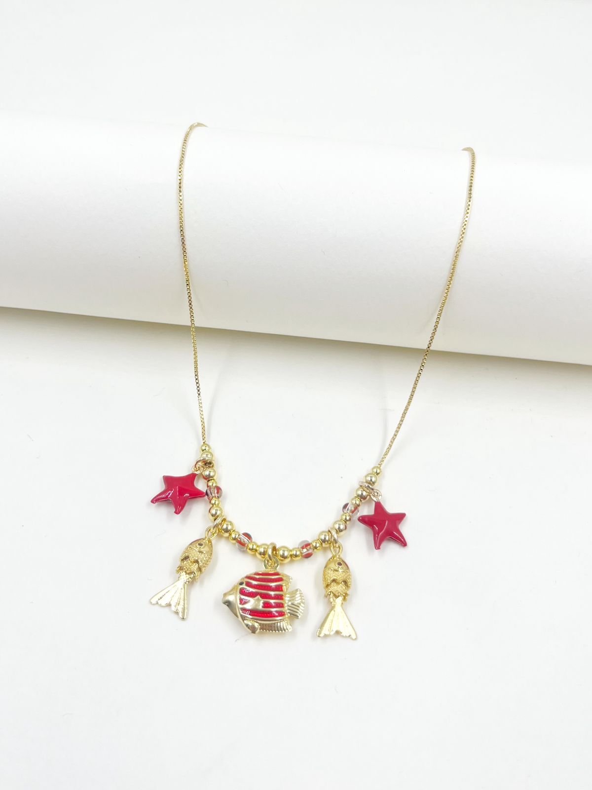 Collar inspirado en el océano con chiquirines checos, balines dorados y dijes de pez y estrella – Largo 43+5 cm
