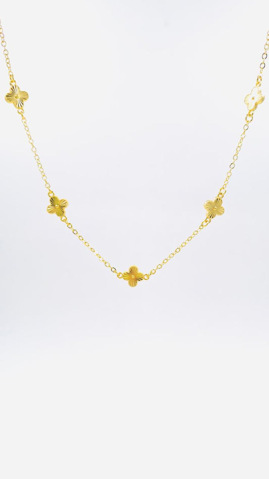 Collar Trébol con cadena de 42 cm en cover gold rodinado, broche pico de loro y cinco dijes de trébol dorado.