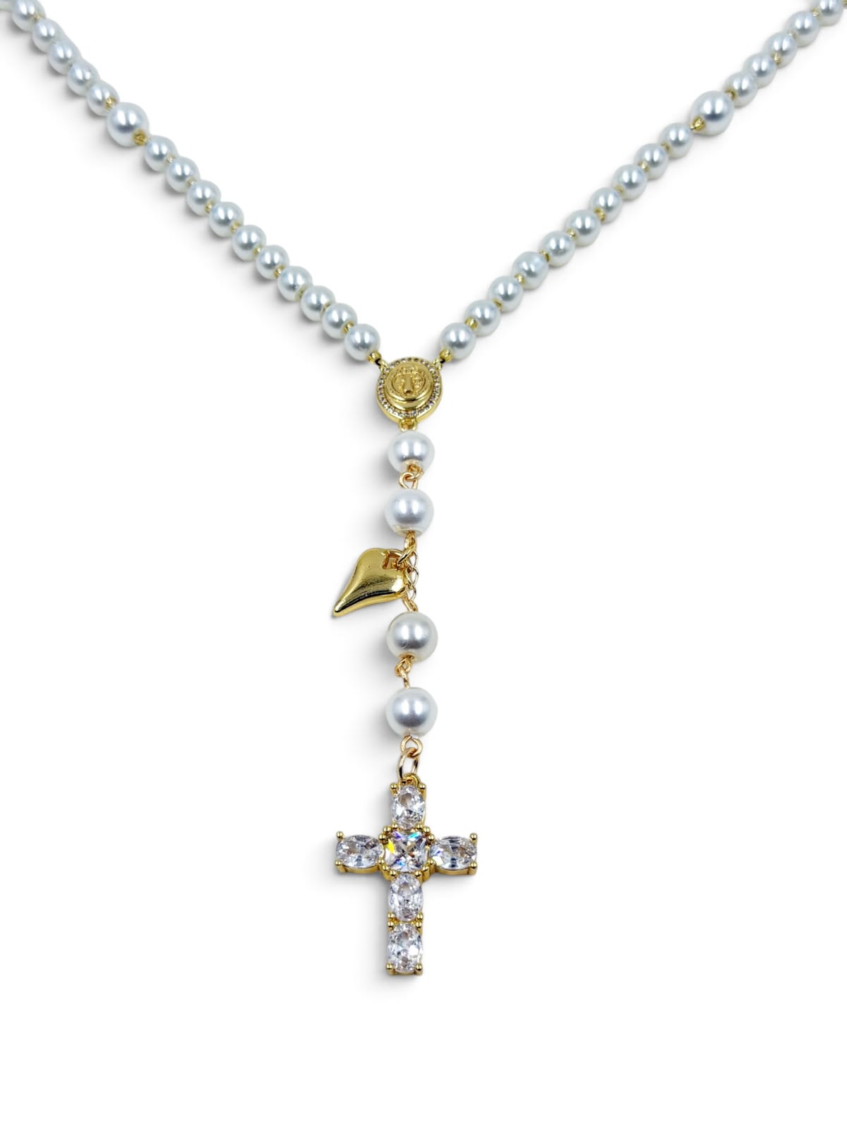 Collar de cuentas con dijes religiosos, corazón y cruz decorativa.