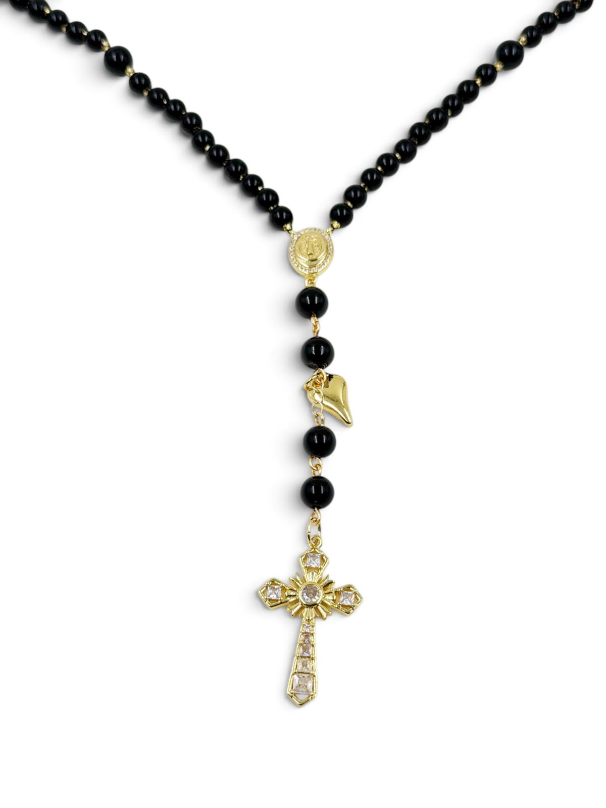 Collar de cuentas con dijes religiosos, corazón y cruz decorativa.